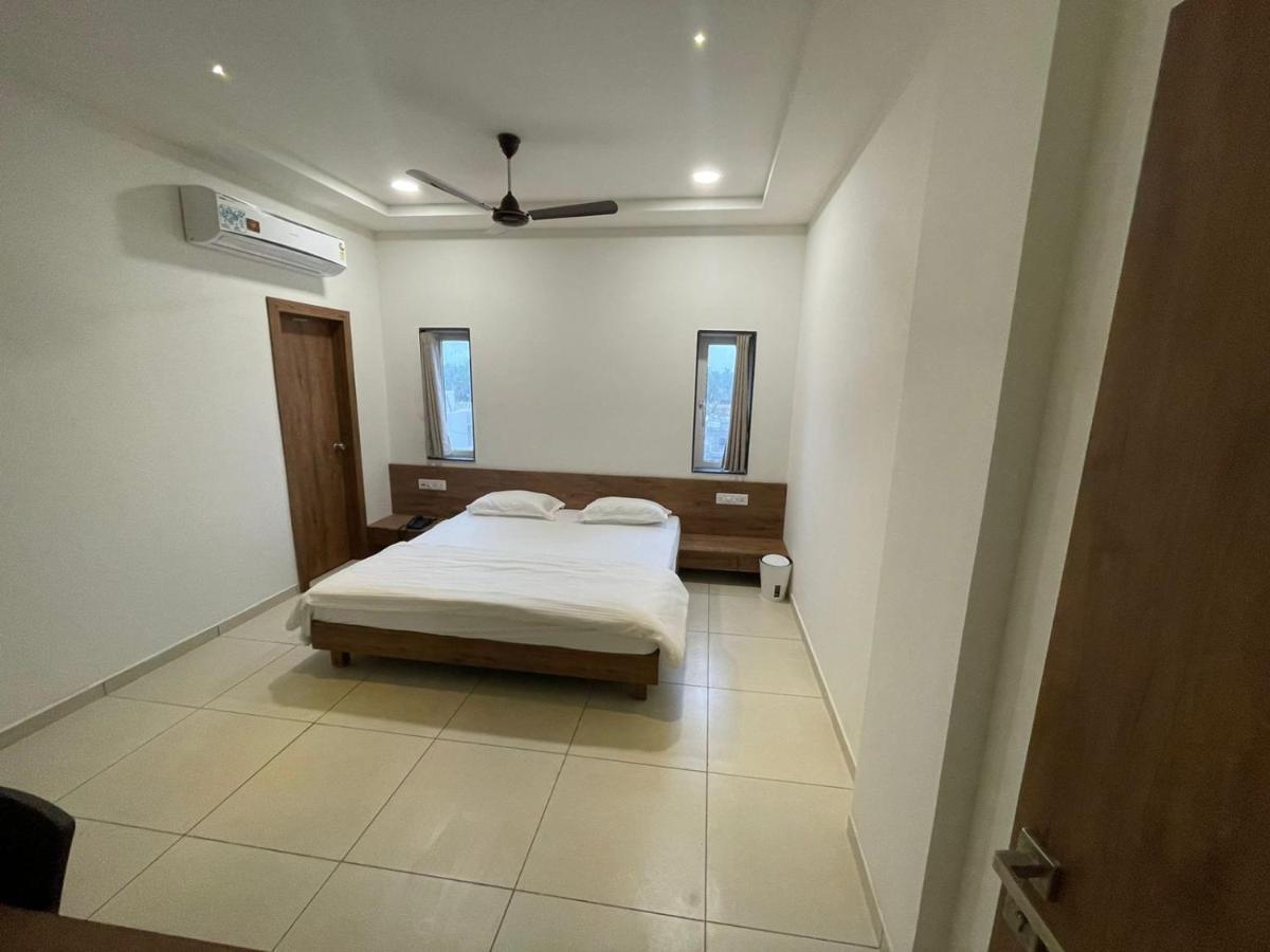 Hotel Revive Veraval Екстериор снимка