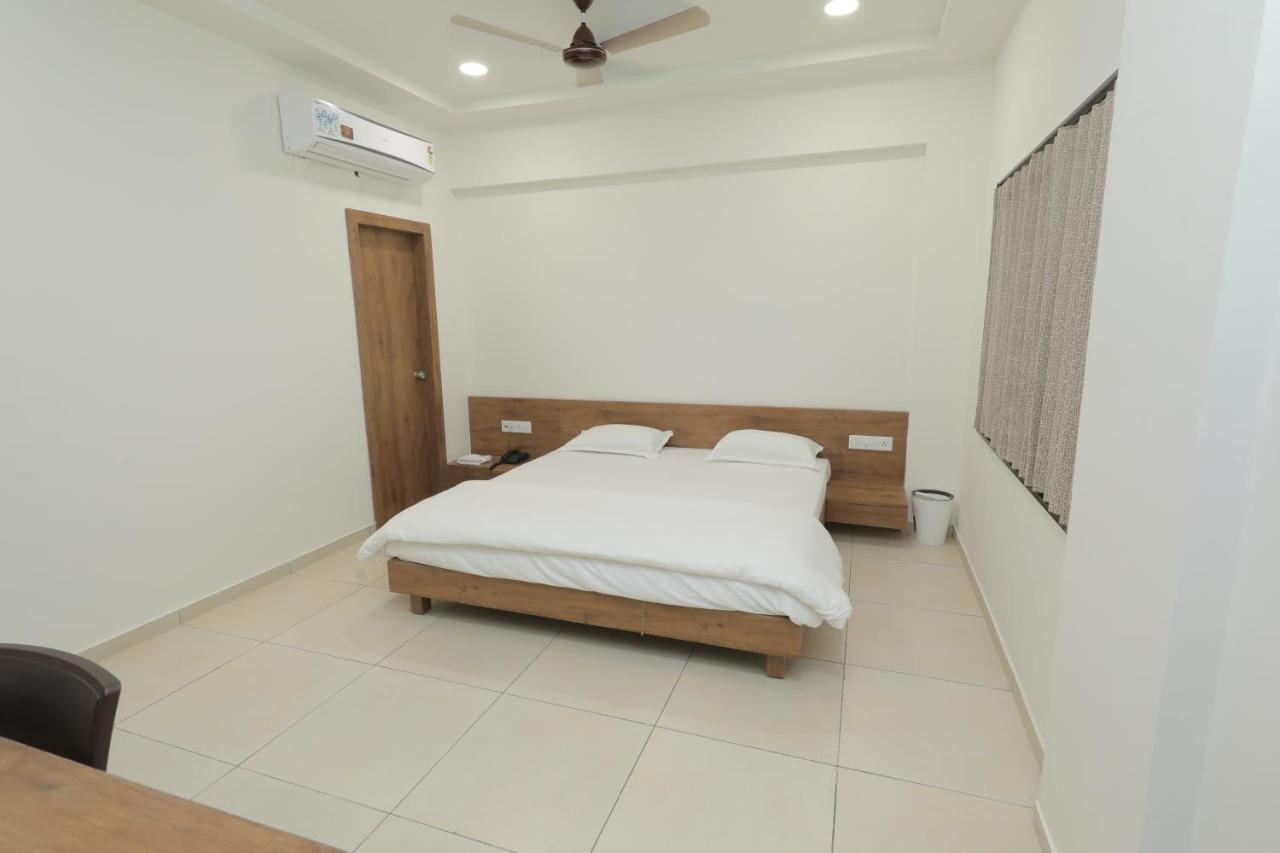Hotel Revive Veraval Екстериор снимка