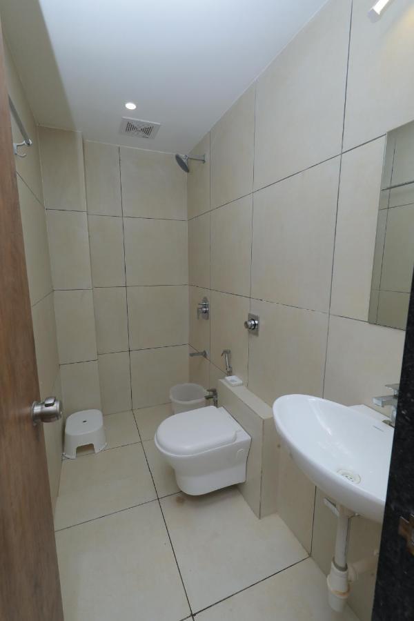 Hotel Revive Veraval Екстериор снимка