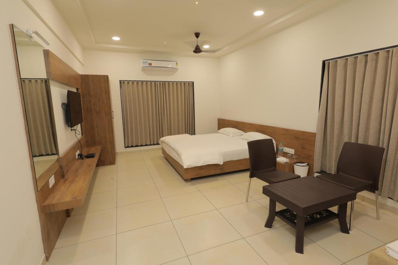Hotel Revive Veraval Екстериор снимка
