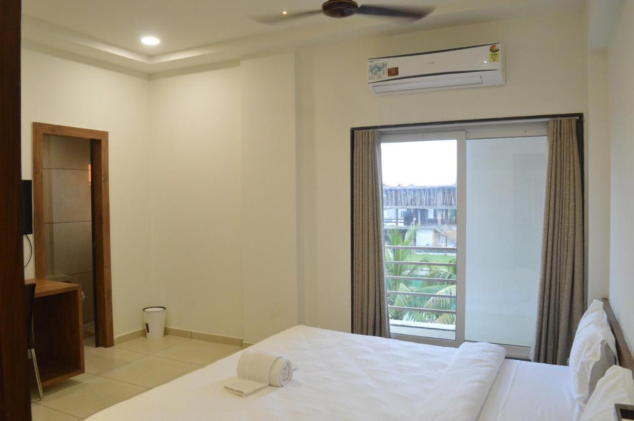 Hotel Revive Veraval Екстериор снимка
