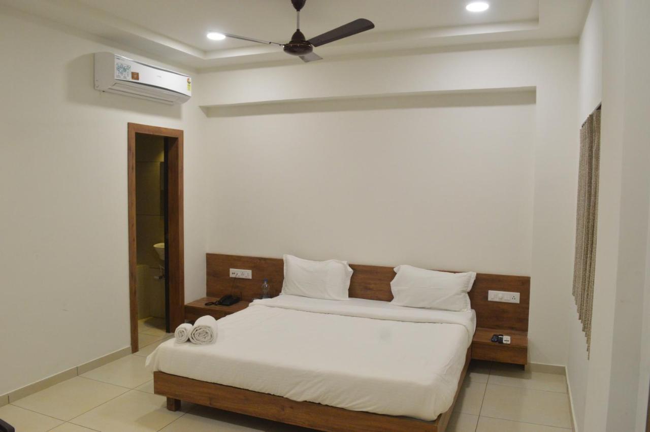 Hotel Revive Veraval Екстериор снимка