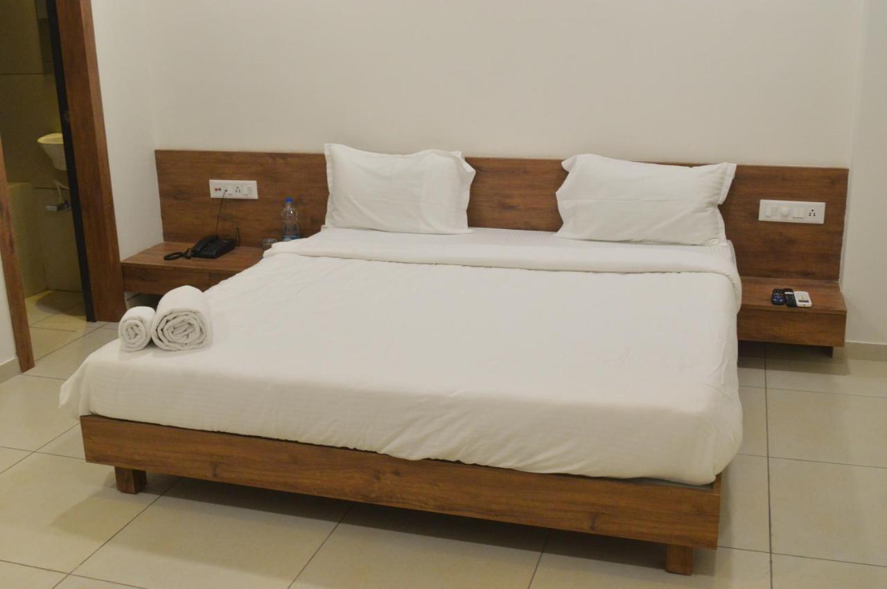 Hotel Revive Veraval Екстериор снимка