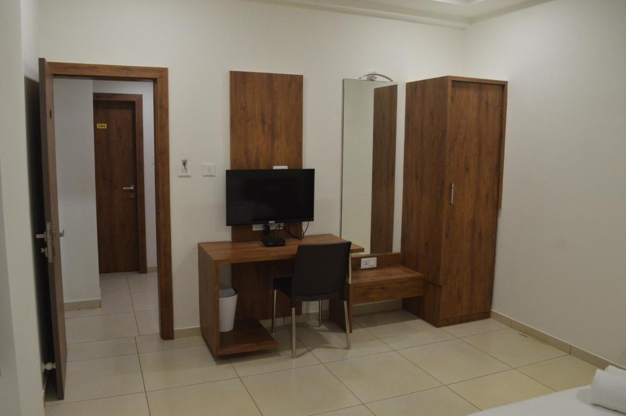 Hotel Revive Veraval Екстериор снимка