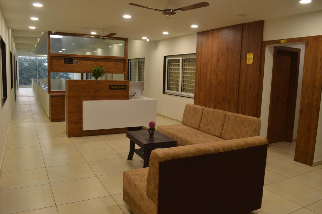 Hotel Revive Veraval Екстериор снимка