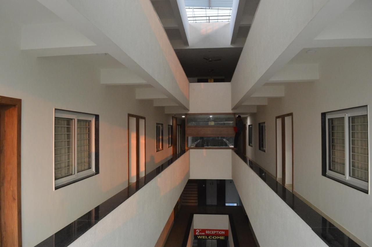 Hotel Revive Veraval Екстериор снимка