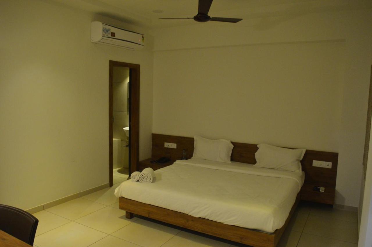 Hotel Revive Veraval Екстериор снимка