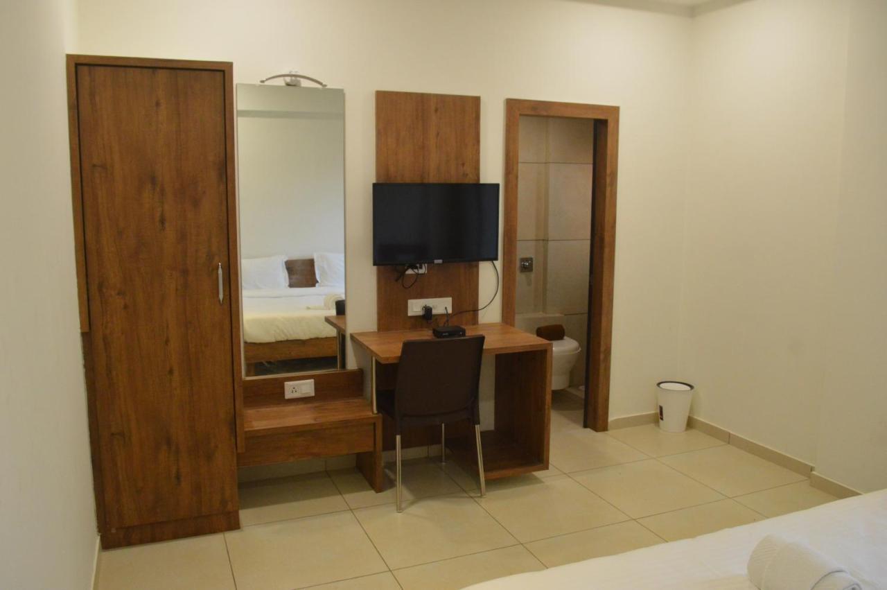 Hotel Revive Veraval Екстериор снимка