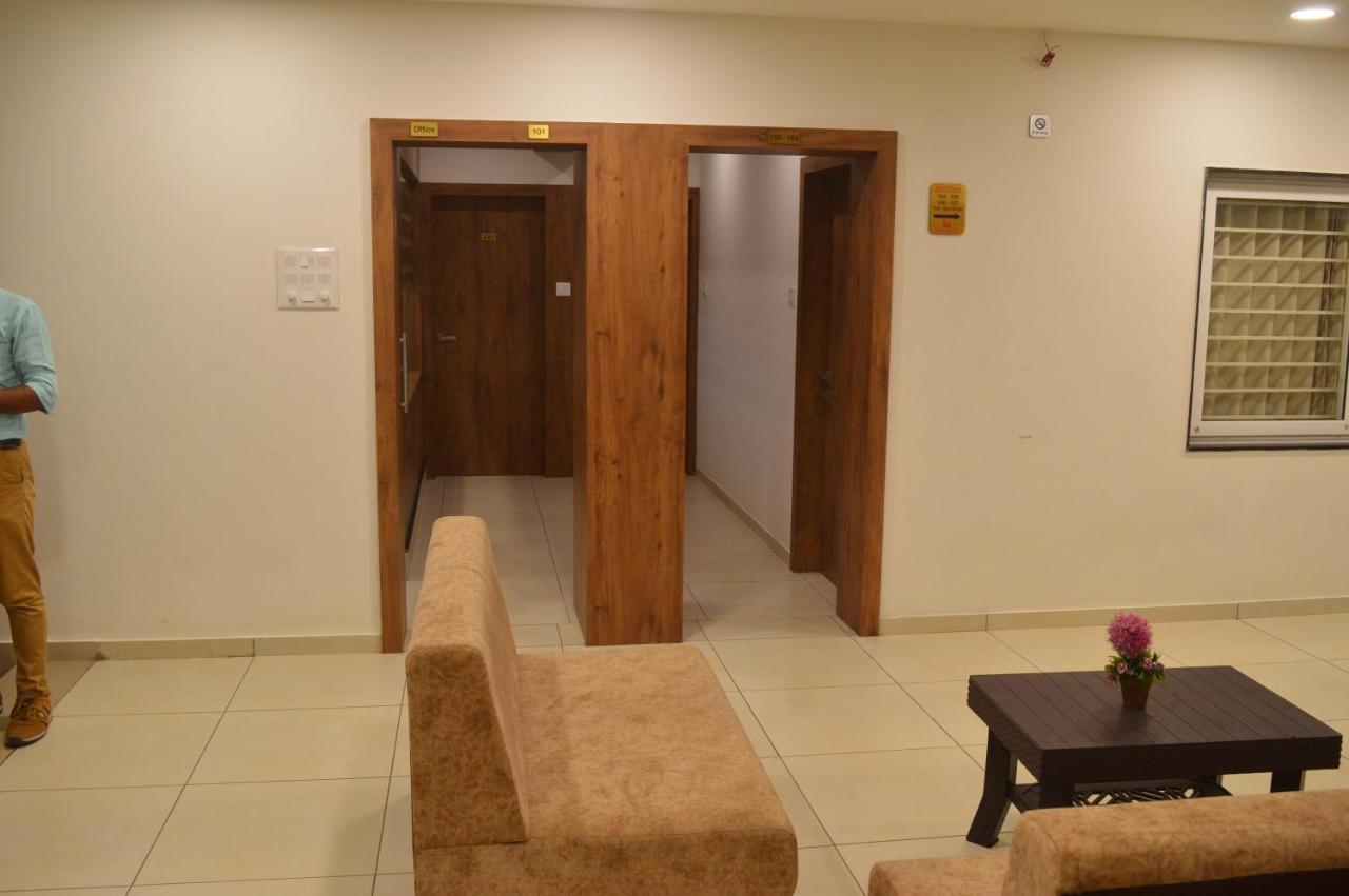 Hotel Revive Veraval Екстериор снимка
