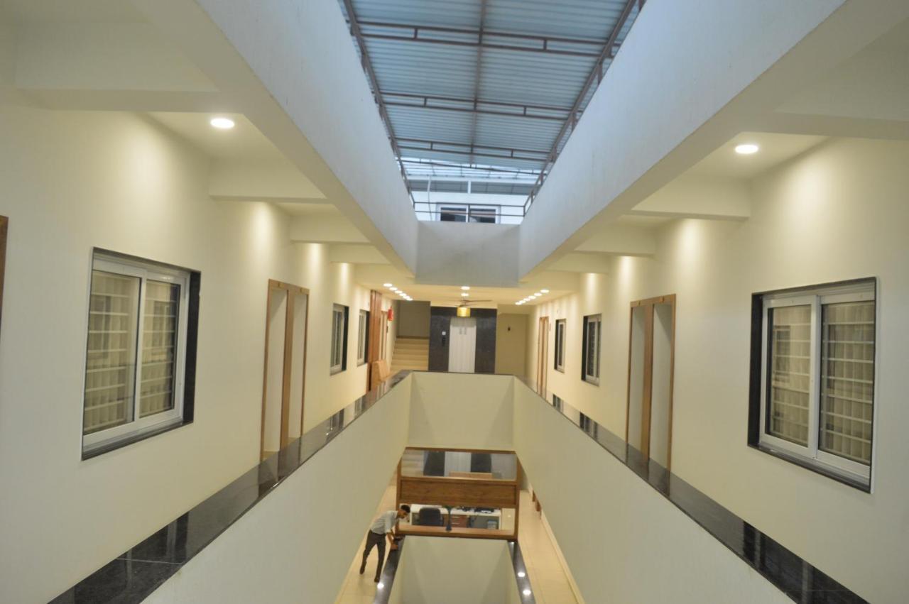 Hotel Revive Veraval Екстериор снимка