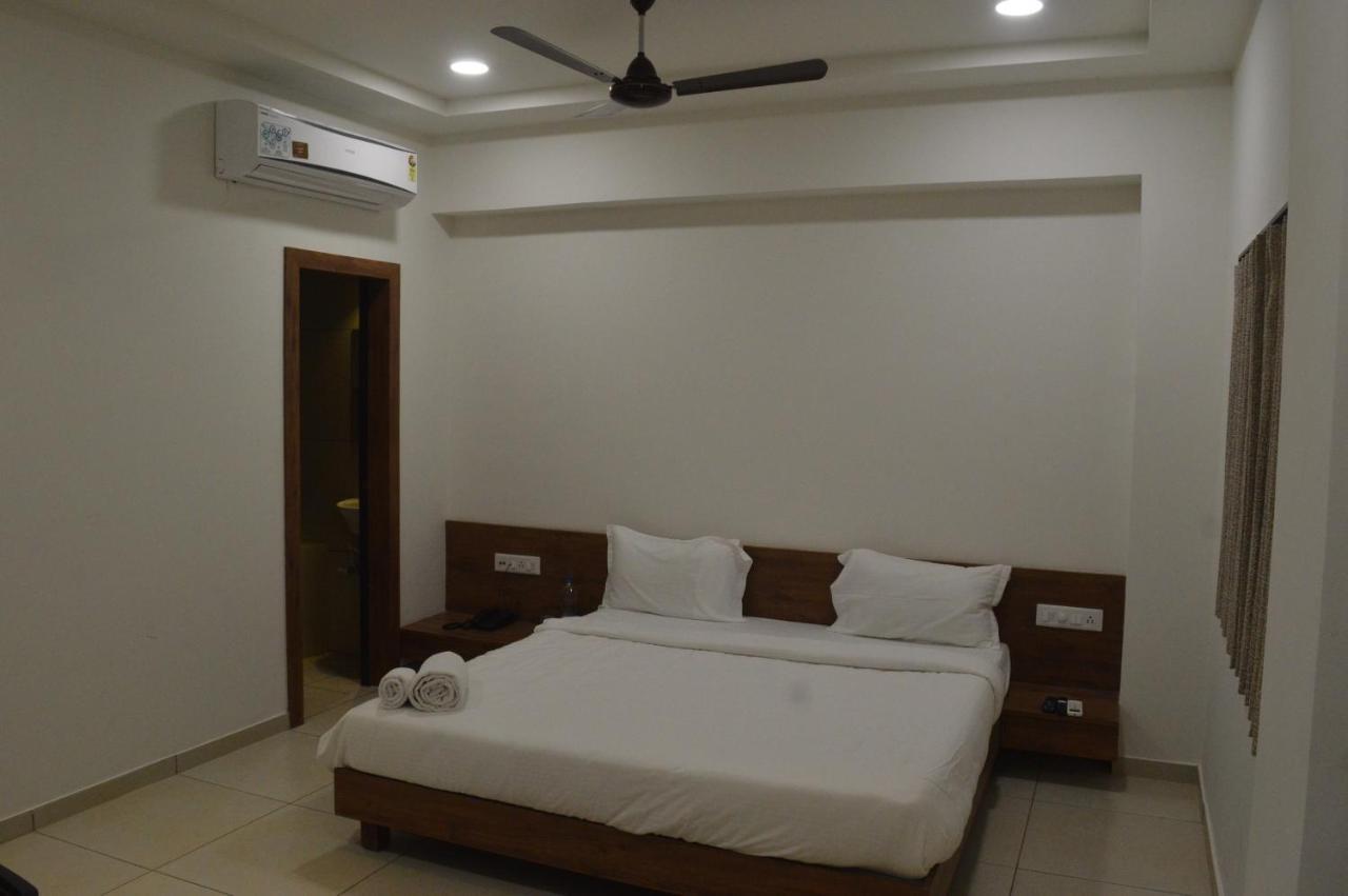 Hotel Revive Veraval Екстериор снимка